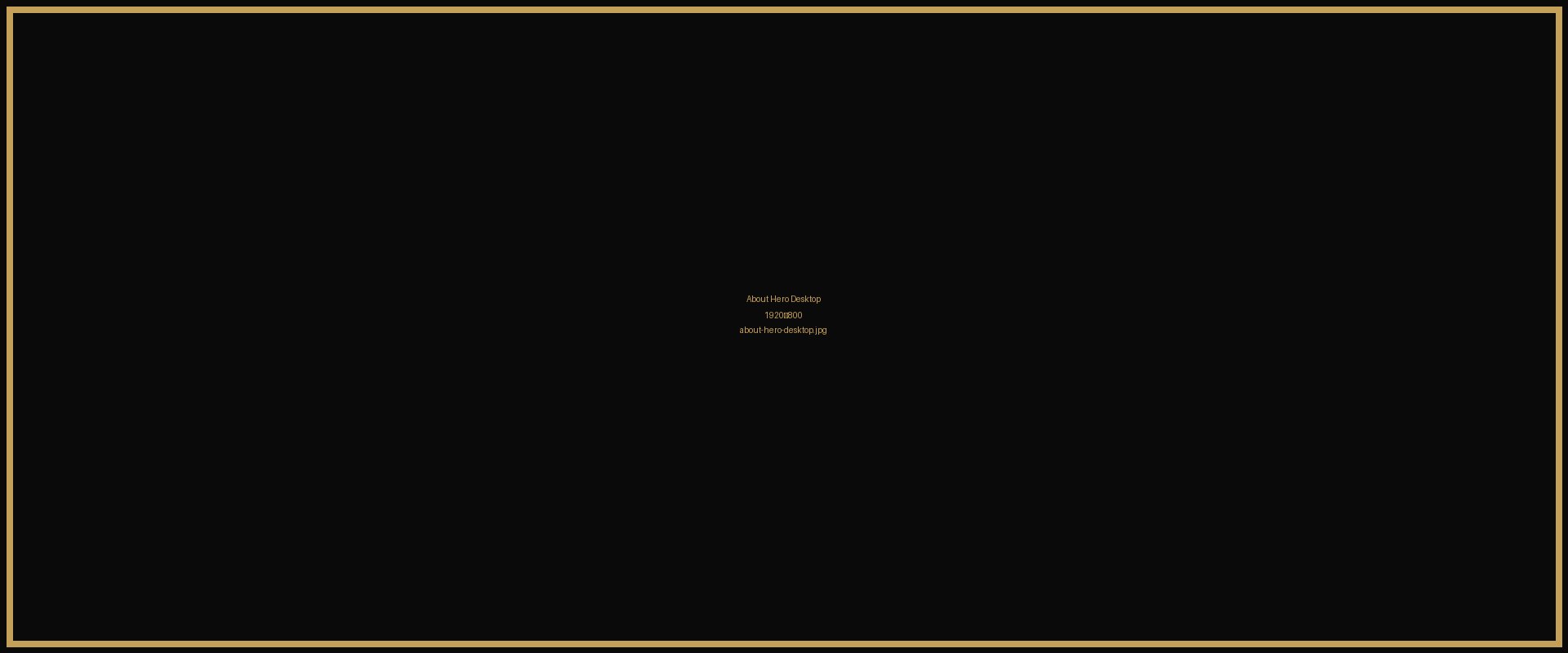 Musicien jouant du violon avec un enfant souriant en arrière-plan