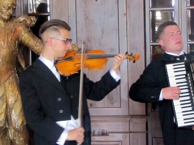 Arsen Kovalenko jouant du violon à un concert à Gland